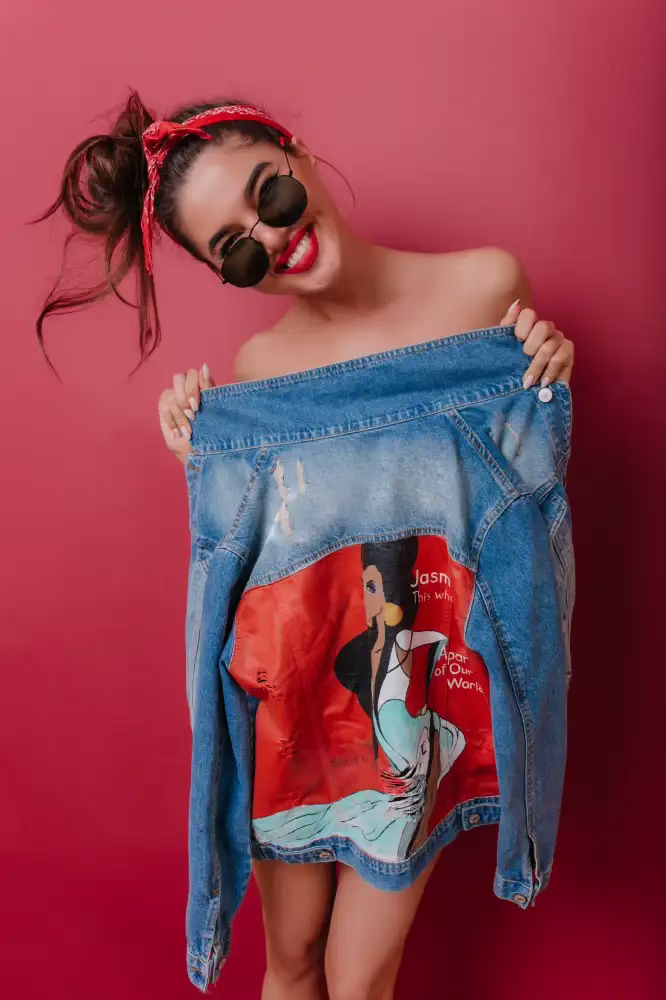 donna che attira attenzione